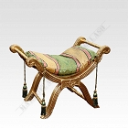 Rekwizyt studyjny sofa - złote siedzisko z poduszką